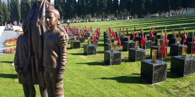 Mezarlıklar Çiçek Açtı