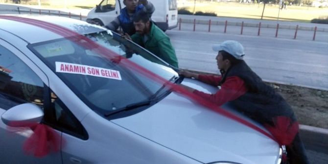 Gelin Arabasının Yolunu Kesip Böyle Para İstediler