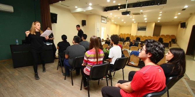 Bayraklı Belediyesi Tiyatro Ekibi Kurdu