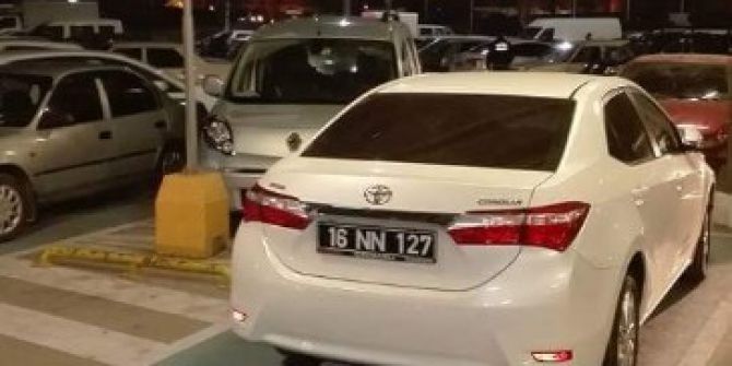 Engelli Alanına Resmi Aracı Park Etti