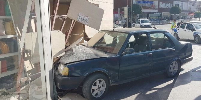 Hızını Alamayan Otomobil İş Yerine Daldı