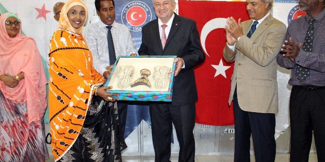 Cibuti’de Gabode Lisesi’ne Okul Malzemesi Ve Ekipman Desteği