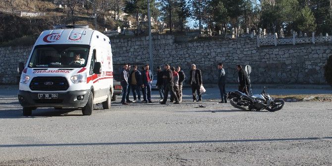 Motosiklet İle Otomobil Çarpıştı: 1 Yaralı