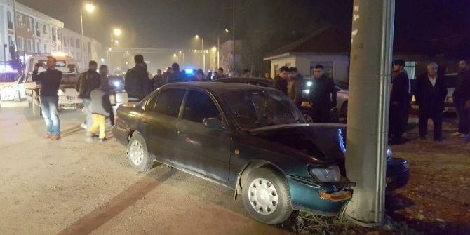 Elektrik Direğine Çarparak Durabildi: 2 Yaralı