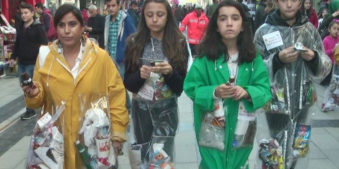 Öğrenciler Çöplerini Üzerlerinde Biriktiriyor