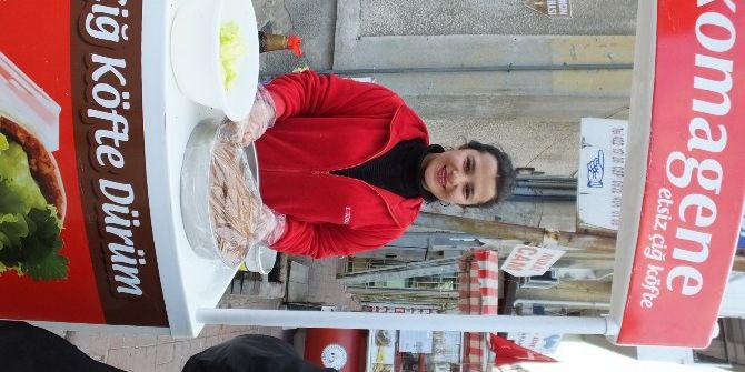 Burhaniye’de Etsiz Çiğ Köfte Rağbet Gördü