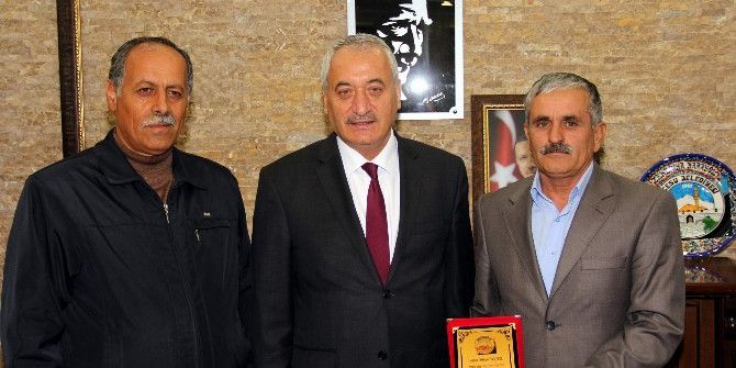 İncesu Belediye Başkanı Zekeriya Karayol Yılın Ahisine Plaket Verdi
