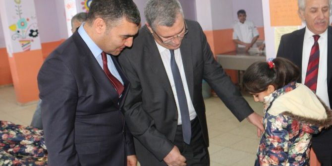 Ağrılı İhtiyaç Sahibi Öğrencilere Giyim Yardımı