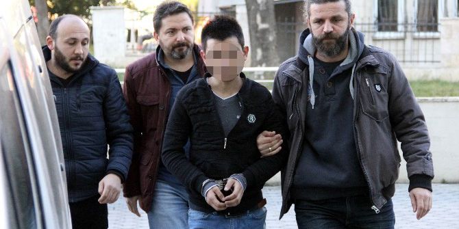 Polisi Görünce Bonzai Paketini Atan Motosikletli Genç Yakalandı