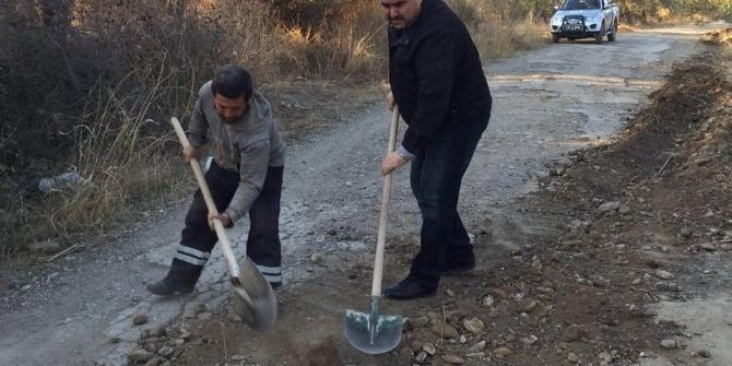 Başkan Hem Denetledi, Hem De Kazma Küreği Eline Alarak Alın Teri Döktü
