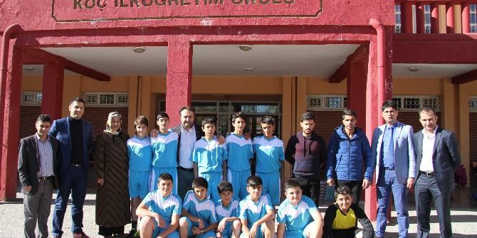 Vanlı İş Adamından Başarılı Öğrencilere Forma