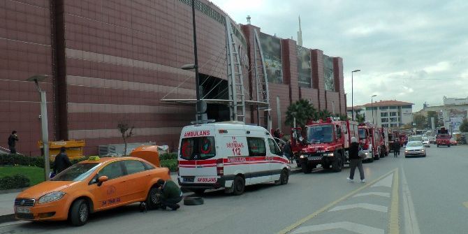 Üsküdar’da Avm’de Meydana Gelen Yangın Paniğe Neden Oldu