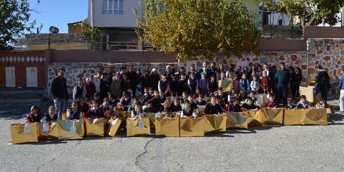 Öğrenci Velilerinden Öğretmenin Mezun Olduğu Okuya Yardım