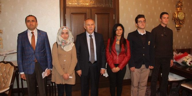 Suriyeli Çocuklar Vali Ata’yı Ziyaret Etti