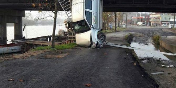 Sakarya’da Otomobil Köprüden Uçtu: 1 Yaralı