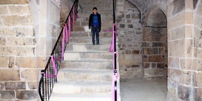 Döğer Kervansaray’ını Küçük Rehber Eşliğinde Geziyorlar