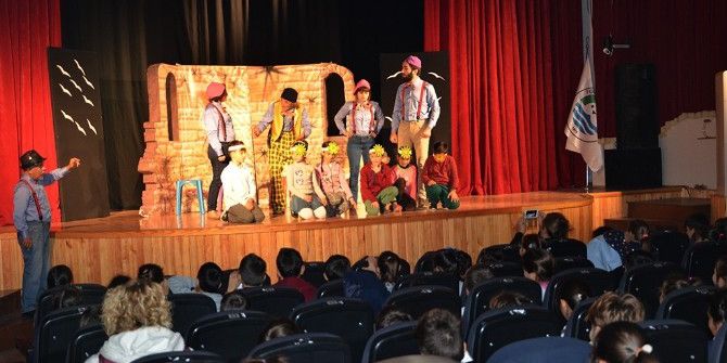 Foça’da Dünya Çocuk Hakları Gününe Özel Tiyatro