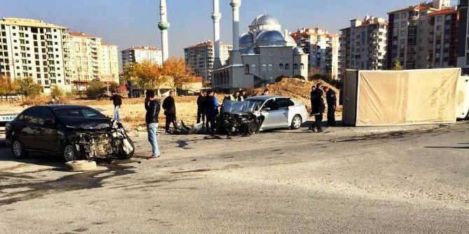 Kavşakta Zincirleme Kaza: 3 Yaralı