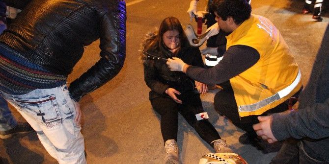 Trafikte Sıkışan Motosiklet Otomobile Çarptı: 1 Yaralı