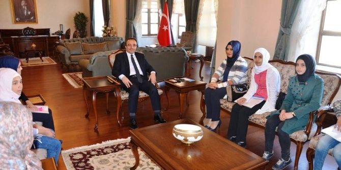 Vali Çataklı Dünya Çocuk Hakları Gününde Suriyeli Çocukları Makamında Kabul Etti