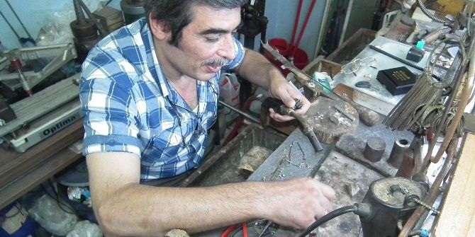 Ekmeğini Altın Ve Gümüş Tamir Ederek Kazanıyor