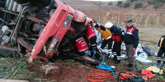 Uçuruma Yuvarlanan Kamyonun Sürücüsü Kurtarılamadı