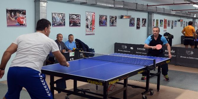 Belediye Personeli Masa Tenisiyle Stres Attı