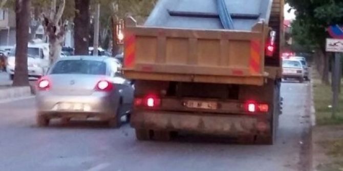 Kamyondaki İnşaat Demirleri Yola Savruldu