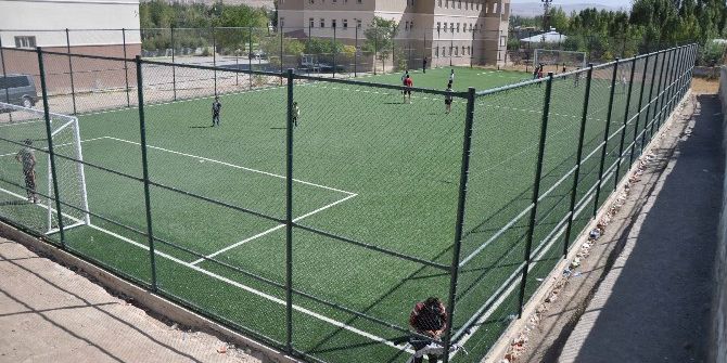 Van’da 17 Okula Halı Saha
