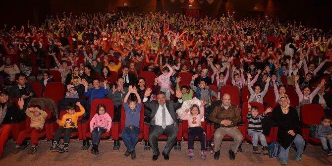 Başkan Yağcı, Çocuklarla Tiyatroda Buluştu