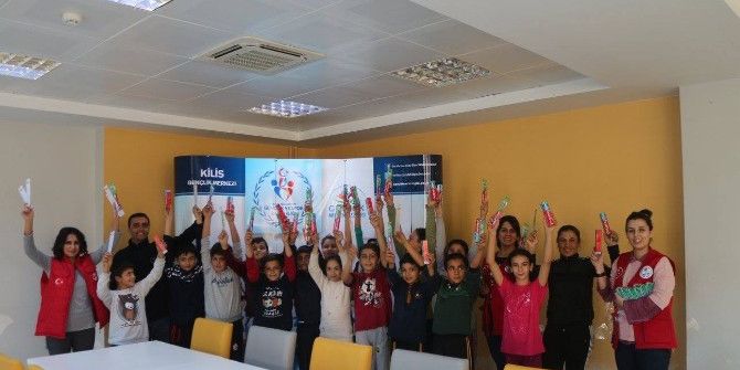 Gençlere Diş Fırçası Ve Diş Macunu Dağıtımı Yapıldı