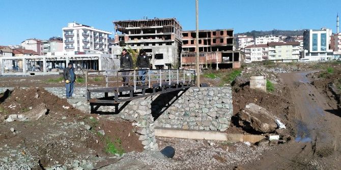 Öğrencilerin Mağdur Olmaması İçin Geçici Köprü Yapıldı