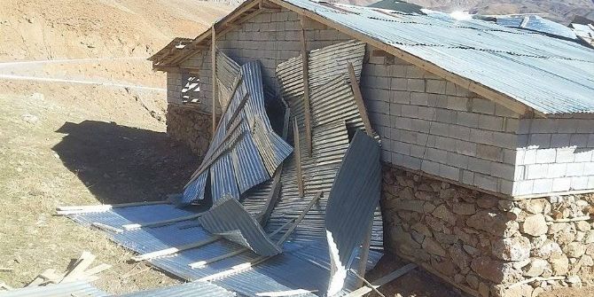 Şiddetli Rüzgar Çatıları Uçurdu