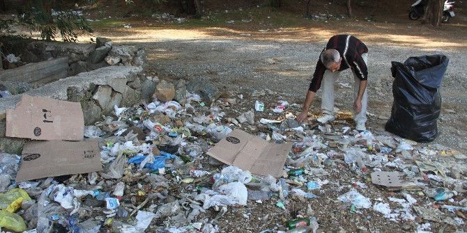 Oğlunun Acısını Çevre Temizliği Yaparak Unutmaya Çalışıyor
