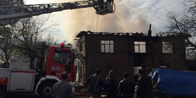 Kerpiç Ev Alevlere Teslim Oldu