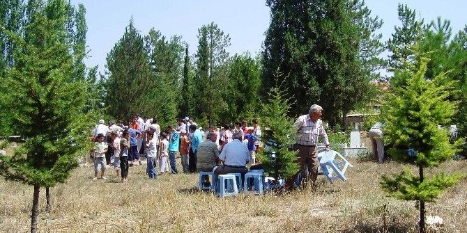 Mezarlıkta İskat Parası Dağıtılıyor