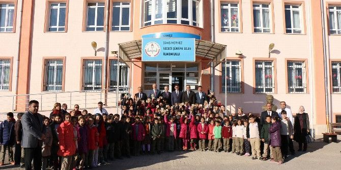 Sivas’ta Öğrencilere Kuru Üzüm Dağıtıldı