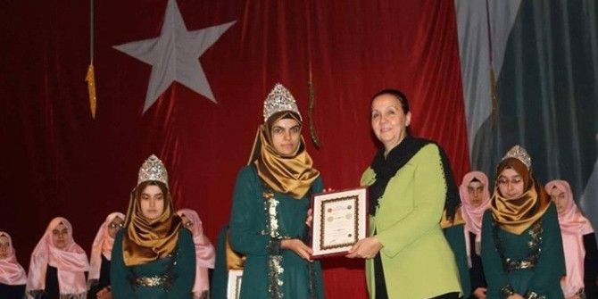 Saltukova Yatılı Kız Kur’an Kursunda Hafızlıklarını Tamamlayan Öğrencilere Taç Giydirildi