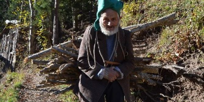 Yaşlı Çift, Gençlere Adeta Taş Çıkartıyor