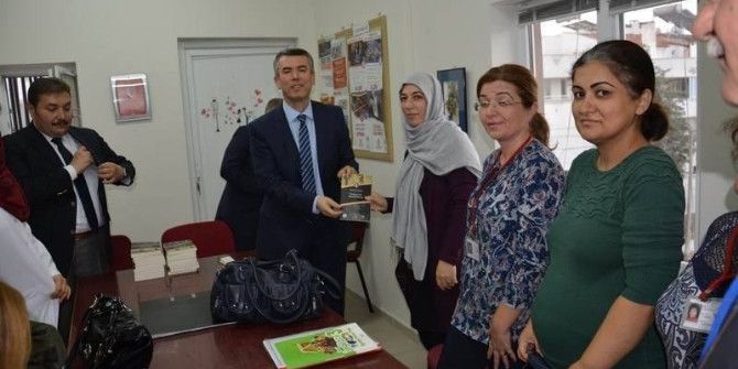 Öğretmenlere Kitap Hediye Edildi