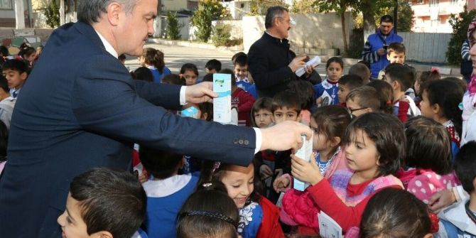 Başkan Gürlesin Öğrencilere Ağız Ve Diş Sağlığı Seti Dağıttı