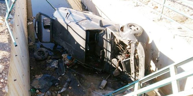 Hızını Alamayan Otomobil Kanala Uçtu