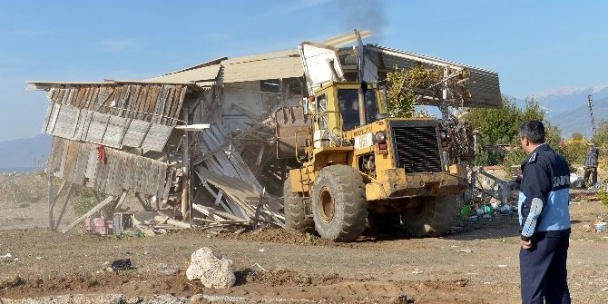 Kumluca Beykonak Sahilindeki Obaların Yıkımına Başlandı