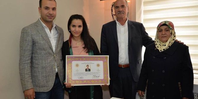 Stajını Tamamlayan Genç Avukat Ruhsatnamesini Baro Başkanı Aynur’un Elinden Aldı