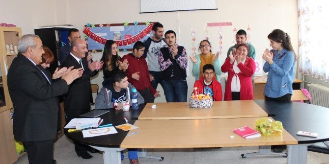 Müdür Cırıt’tan Engelli Öğrenciye Yaş Günü Sürprizi