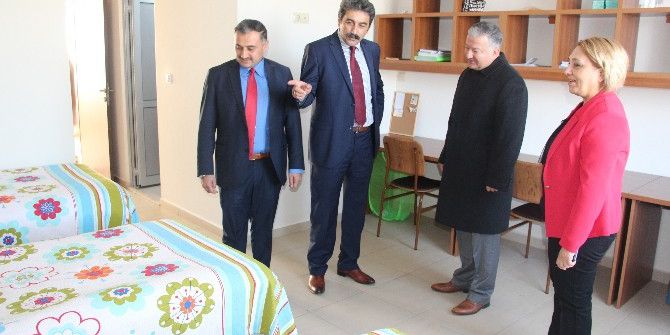 Develi Kaymakamı Duru Ve Belediye Başkanı Cabbar, Öğrencilerle Bir Araya Geldi