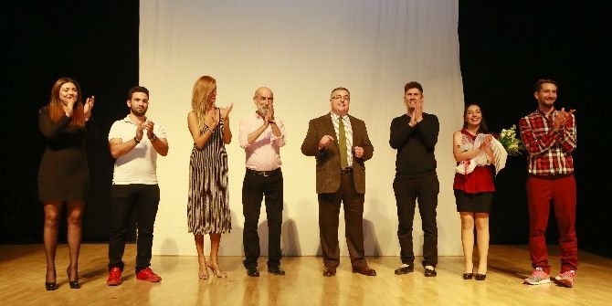 ’6 Üstü Komedi’ Kahkahaya Boğdu