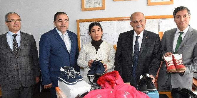 Malatya Tso’dan Öğrencilere Mont Ve Bot Yardımı