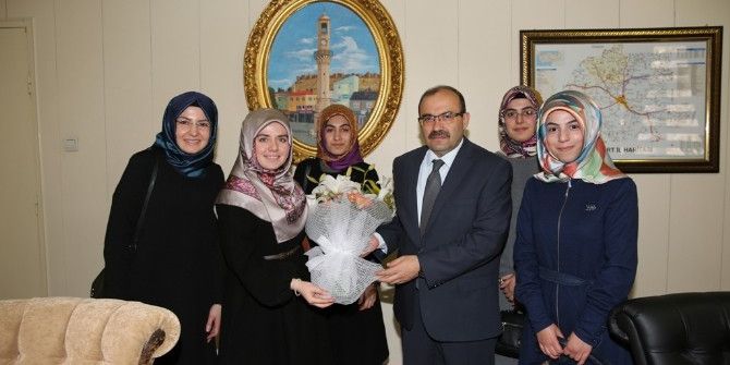 Bayburt Üniversitesi Öğrencileri Vali İsmail Ustaoğlu’nu Ziyaret Etti