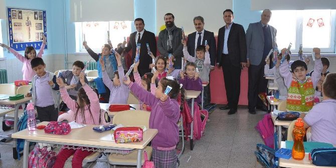 Çocuklara Diş Macunu Ve Diş Fırçası